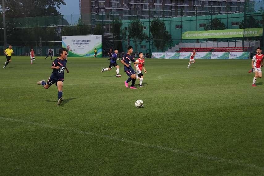 一年没见的支教老师和小队员们相遇惊喜地笑开心地哭