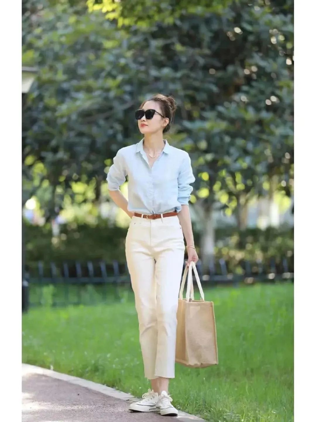 春夏流行的白裤子5种穿搭方法，清爽又自在