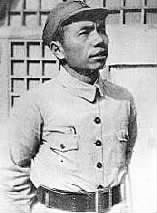 开国将军*震王**找县长办事，却被铐起来辱骂，县长表示：这我说了算