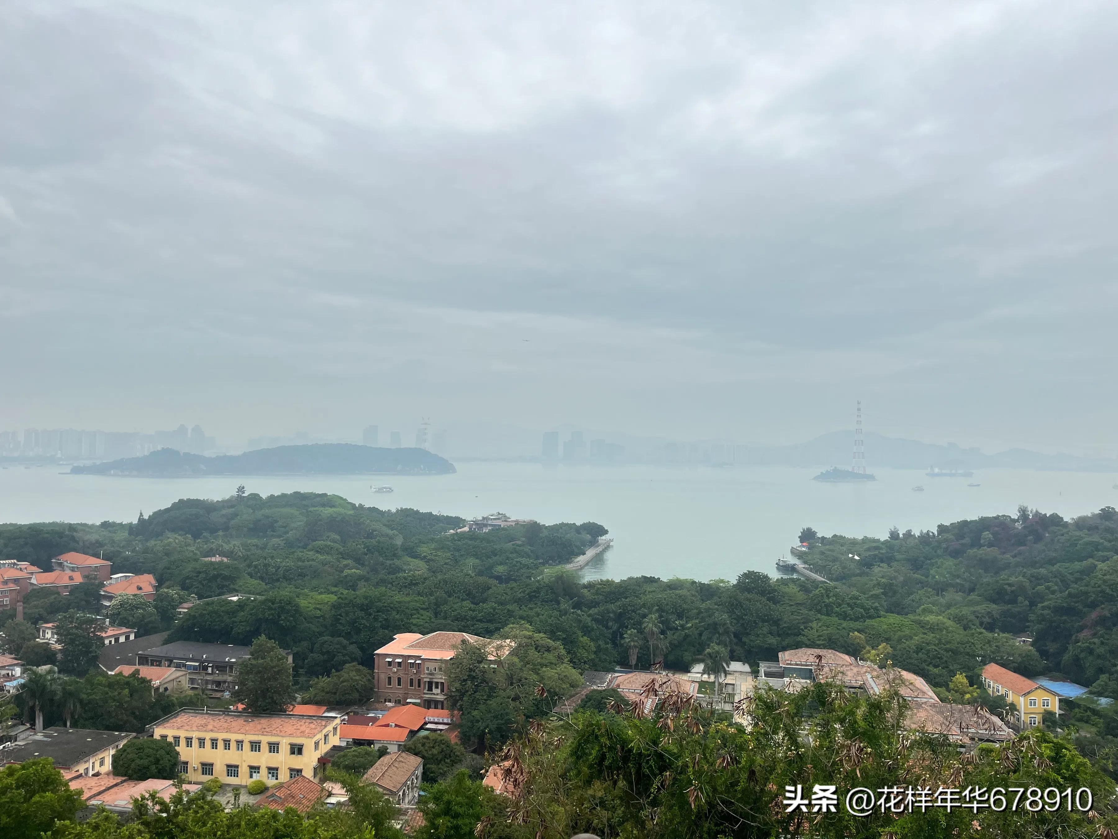 美丽的鼓浪屿鹭岛游艇夜游,美丽的厦门鼓浪屿海边沙滩风景
