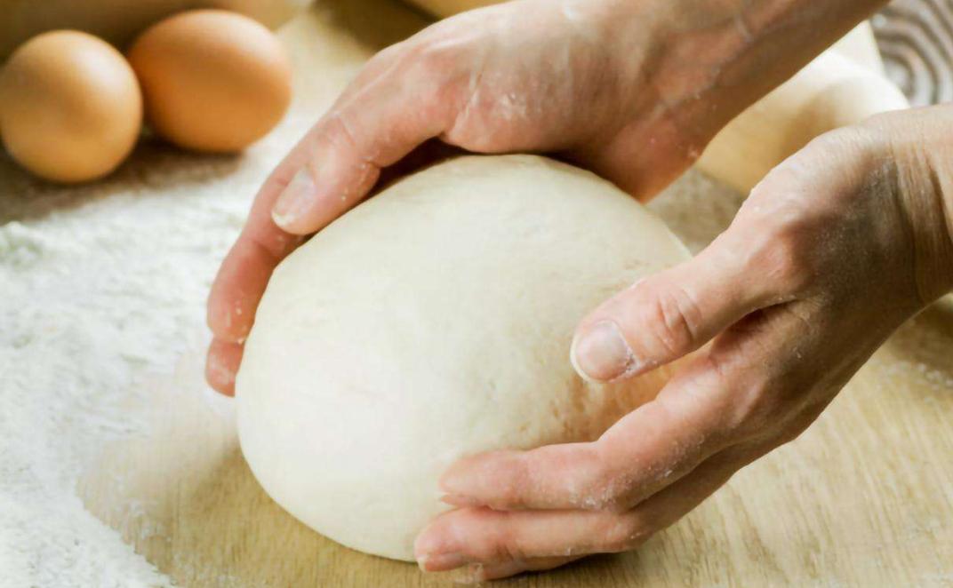 男子在餐馆砸东西被老板制服,重庆扔火锅的男子后续