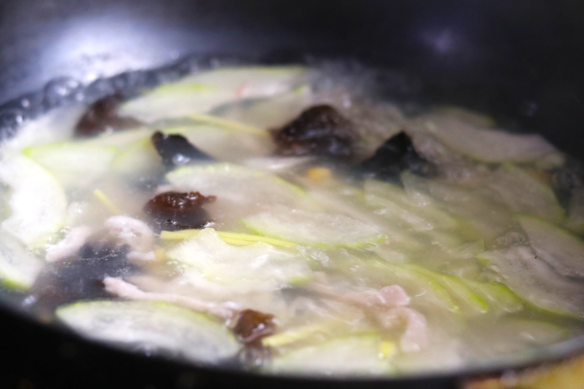 “入秋3碗汤，火气全散光”，“3碗汤”分别指啥？秋季记得多喝