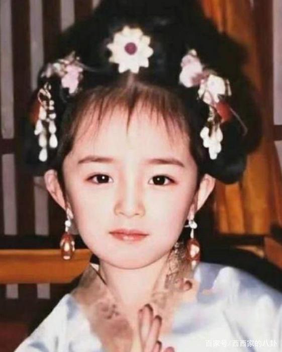 最有钱女明星刘亦菲,刘亦菲秀名贵翡翠大耳环