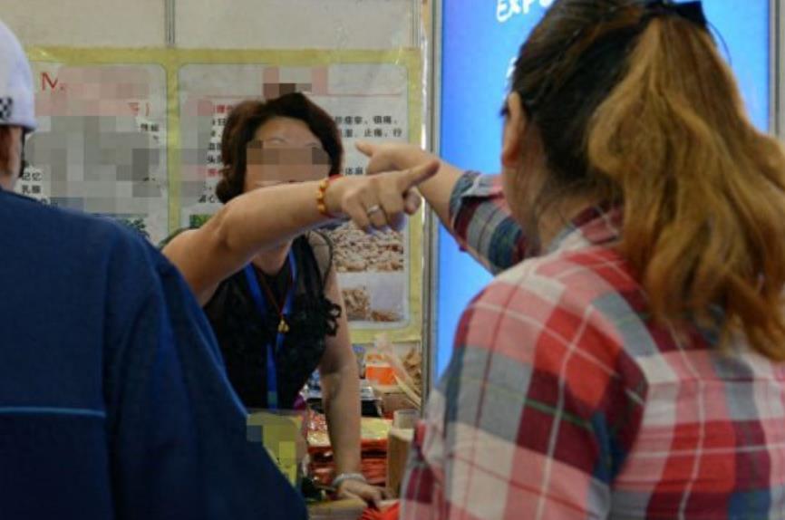 临终老人被强行抢救,癌症晚期昏迷插胃管