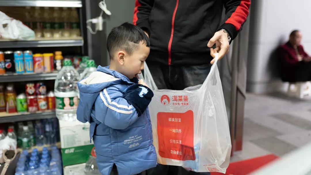 春节回家，我潜进了村里最活跃的组织