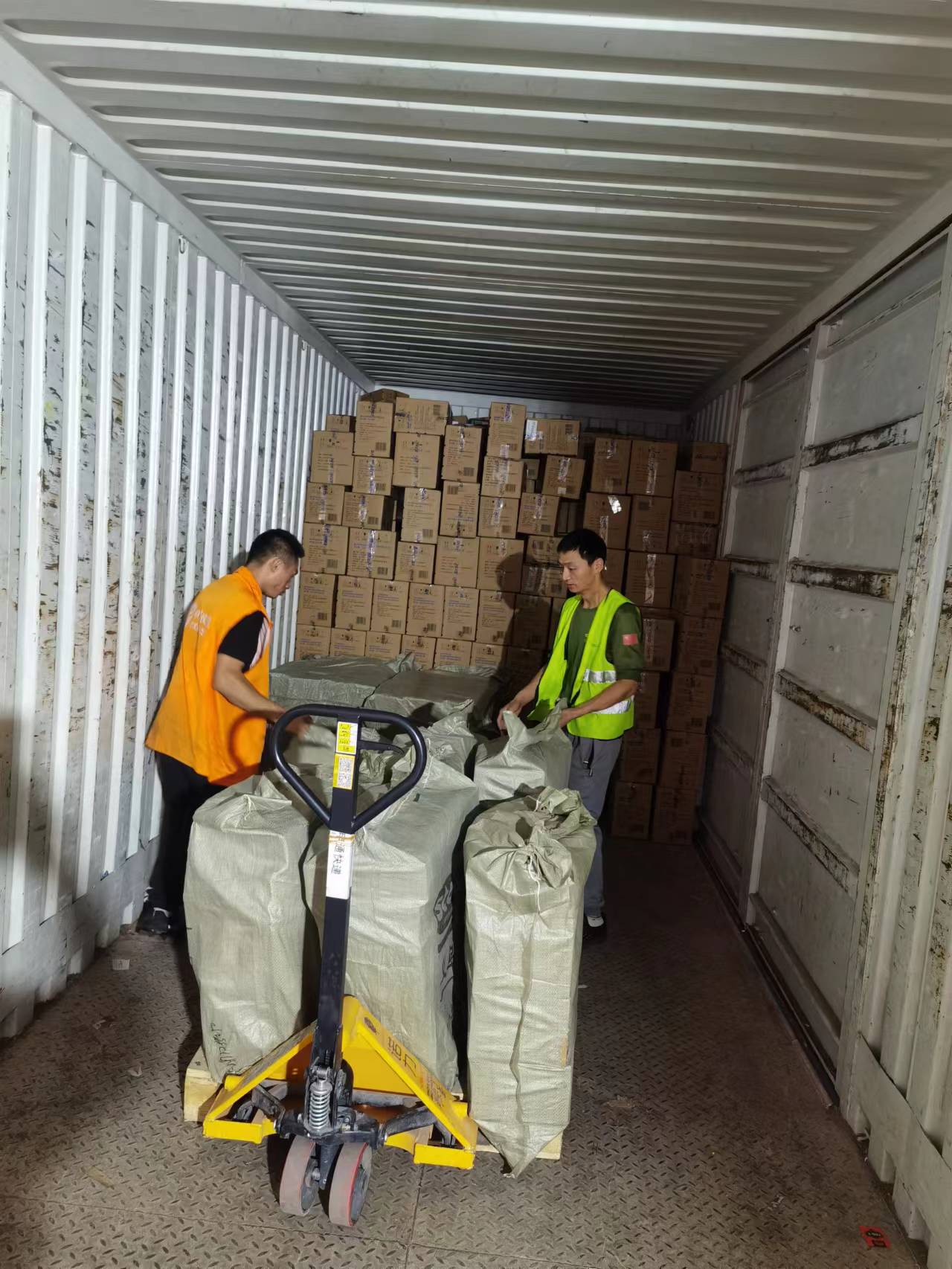 应对旺季单量十倍爆发，申通快递送“蓝月亮”入万家