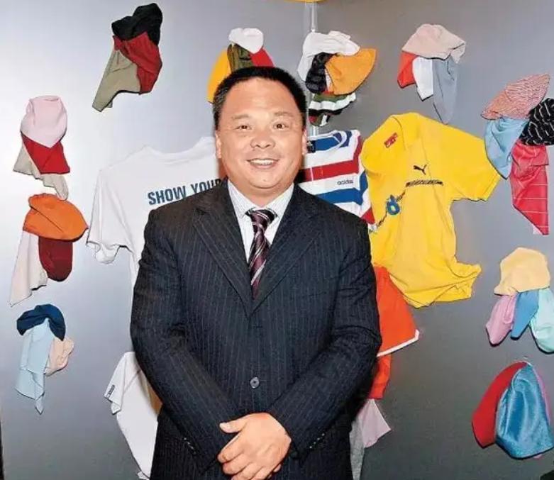 花1亿给员工包车,20年没人离职!他跟996对着干,却年入226亿