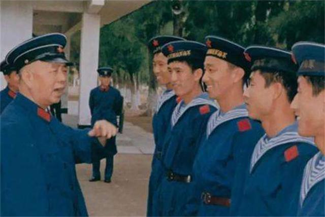1982年，海军水兵左手敬军礼，*华清刘**看后气得欲砸电视