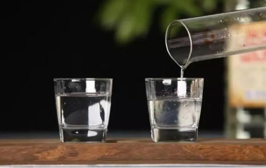 教你如何辨别纯粮食酒呢,教你一招鉴别纯粮食酒