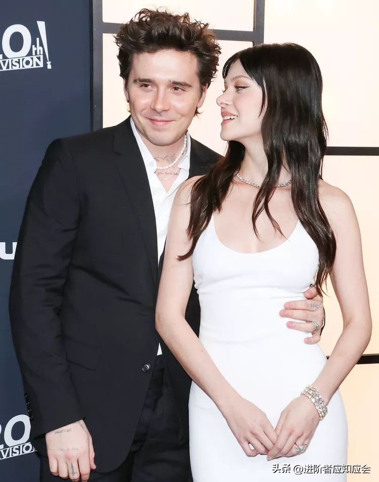 欧美明星时尚街拍2019年7月30日,欧美老年时尚博主穿羽绒服街拍