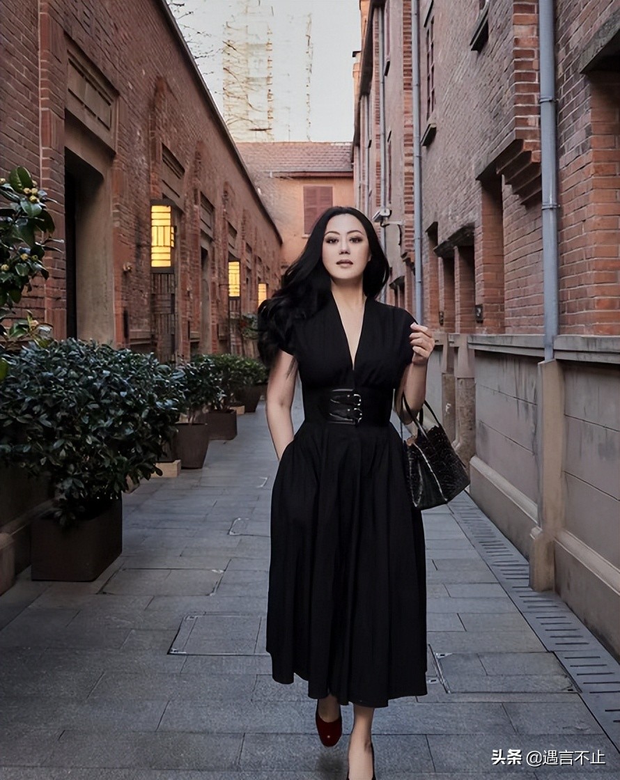 因拜物引前夫嫌弃，矢志不渝“买买买”的她，杀出了一条玫瑰路