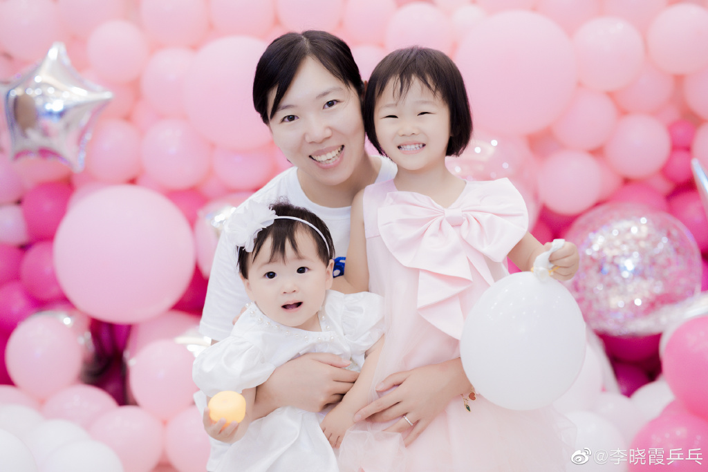 李晓霞晒二胎照片,李晓霞一家近照