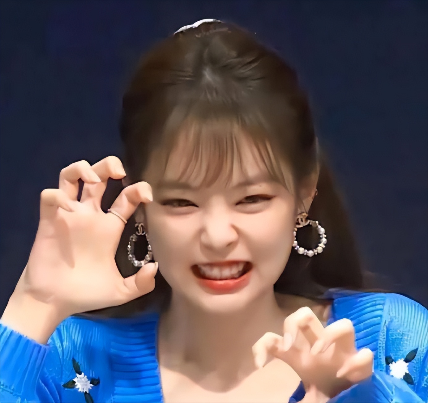 韩国女星露脐上衣 (韩国女明星露肩上衣)