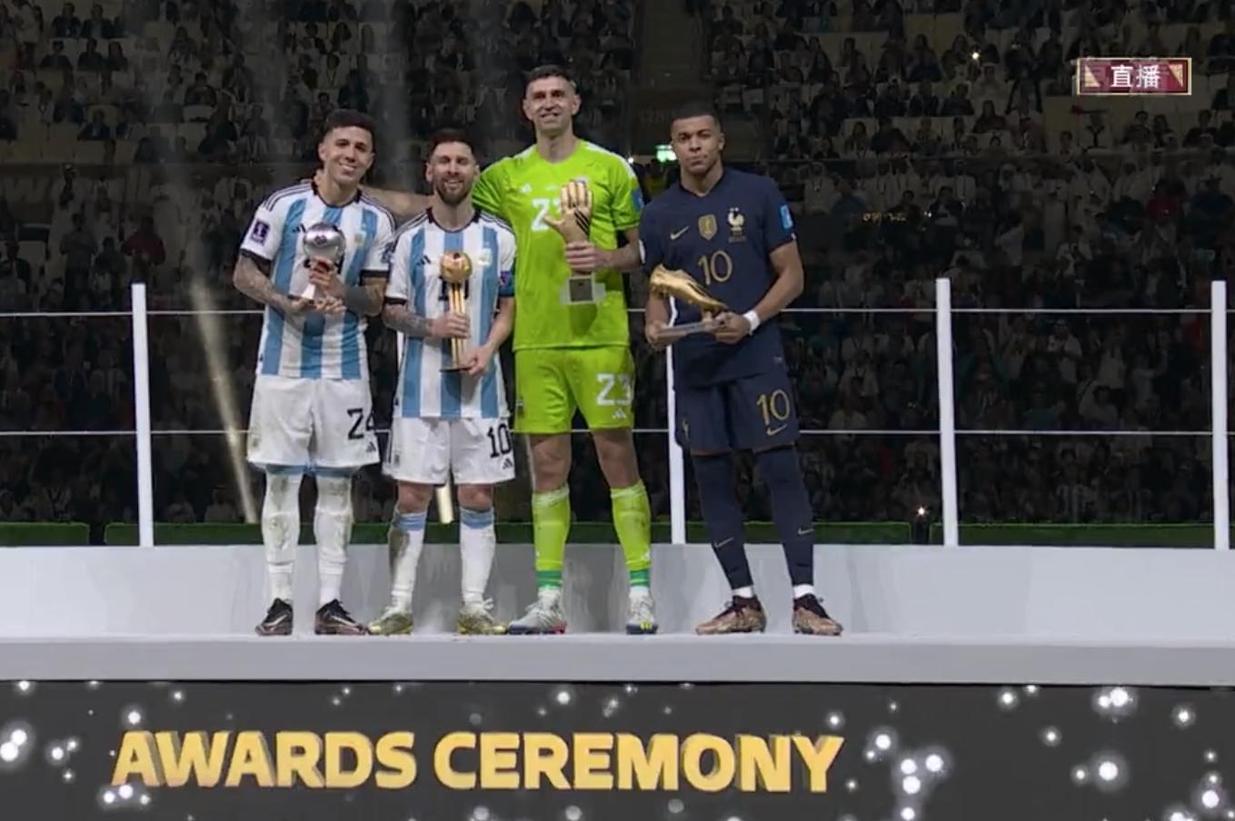 梅西美洲杯夺冠亲吻奖杯,梅西得奖后亲吻大力神杯