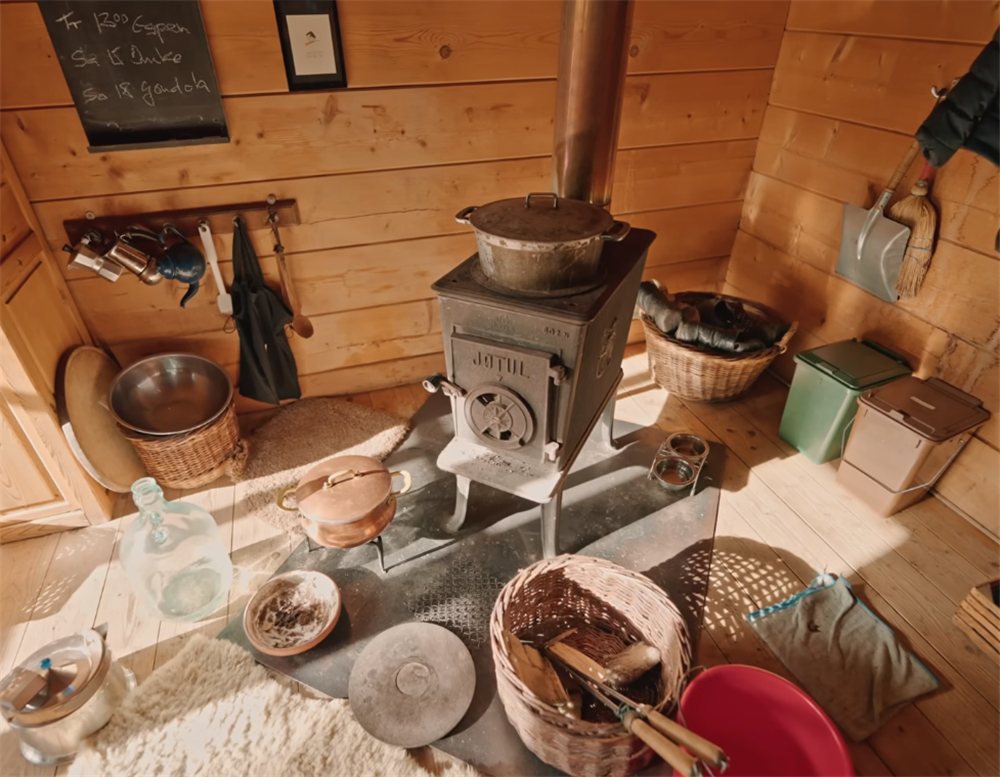 发现一位74岁奶奶的蜗居：16㎡小家没电没暖气，她却一住就是30年