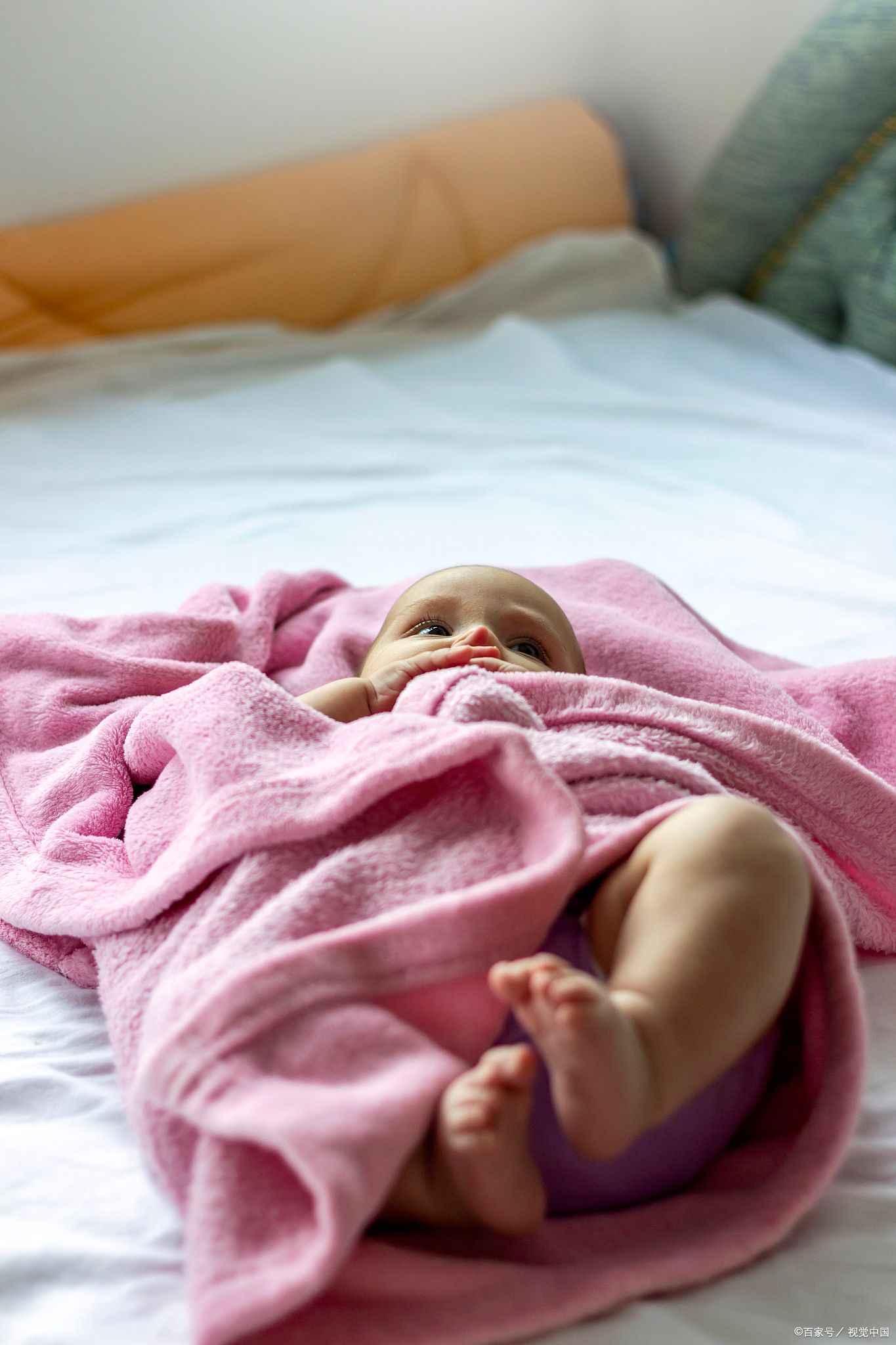 给男宝宝洗屁屁真的要翻过来洗吗,男宝洗屁屁的正确方法新生儿