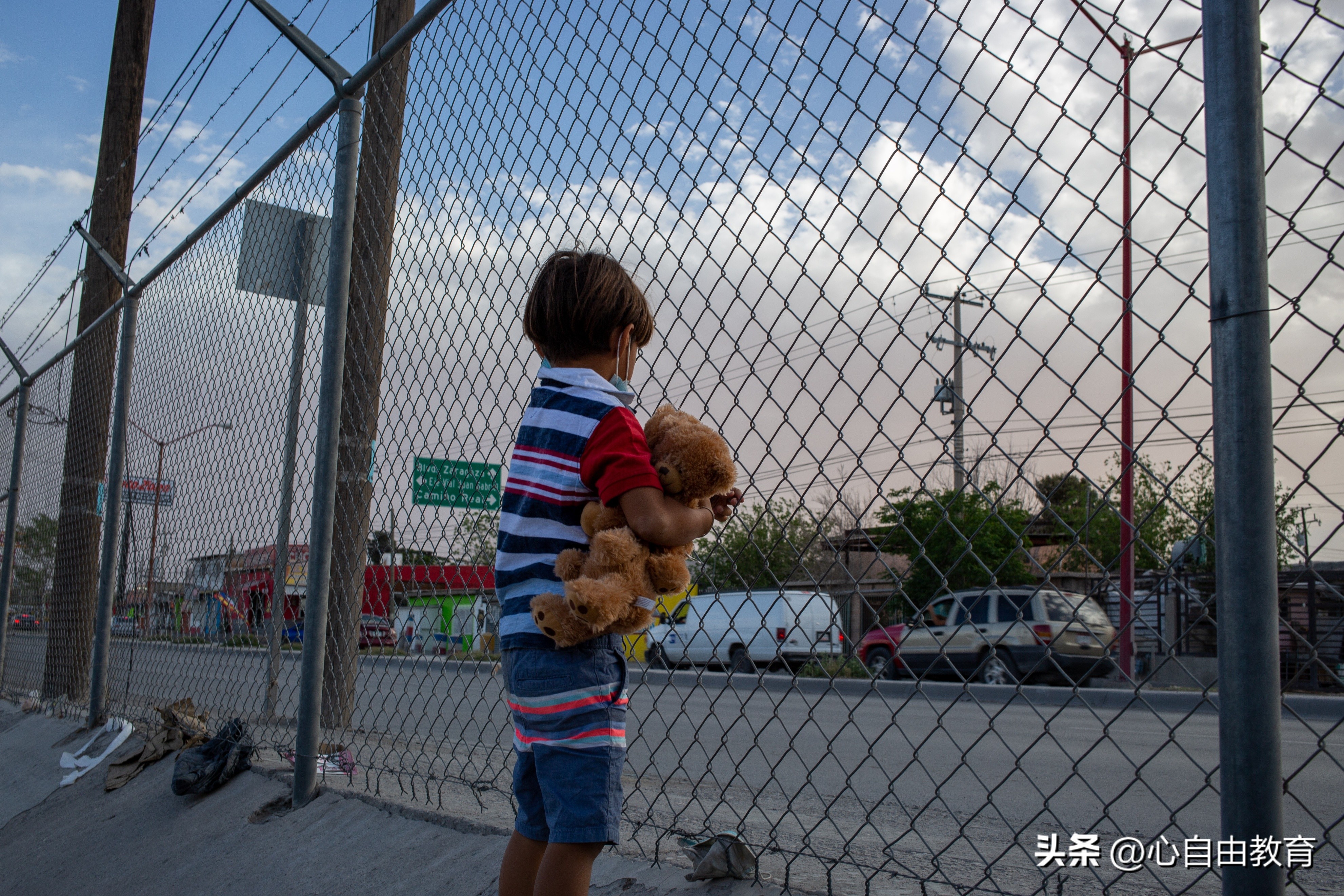一岁孩子动不动就哭的正确教育,孩子总在一个时间段就哭