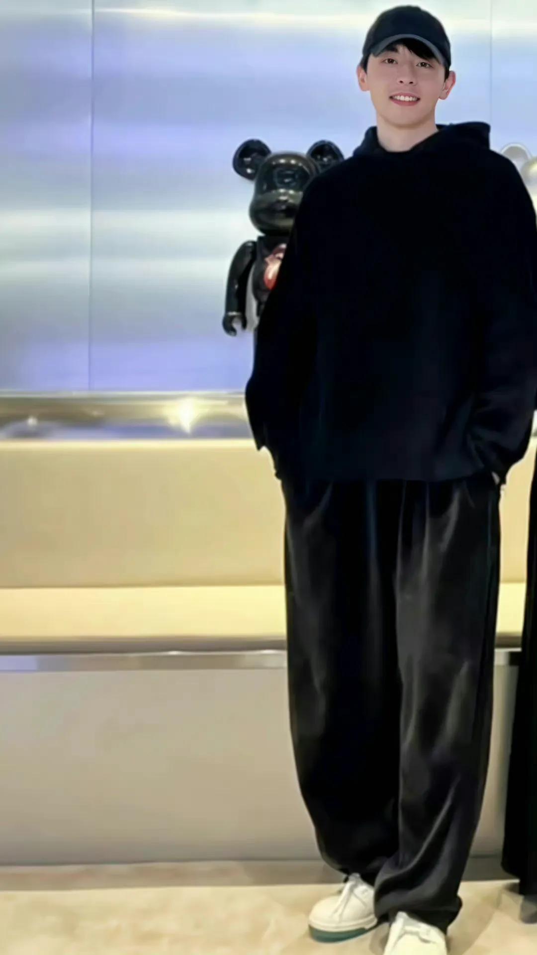 邓伦现状罕见曝光！留起胡子略显沧桑，粉丝围观人气高