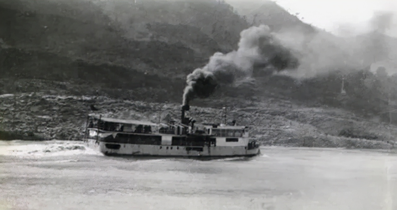 特务上船挨个搜身，23岁女特工为保护密码本，与丈夫相拥，携两岁儿子跳入大海