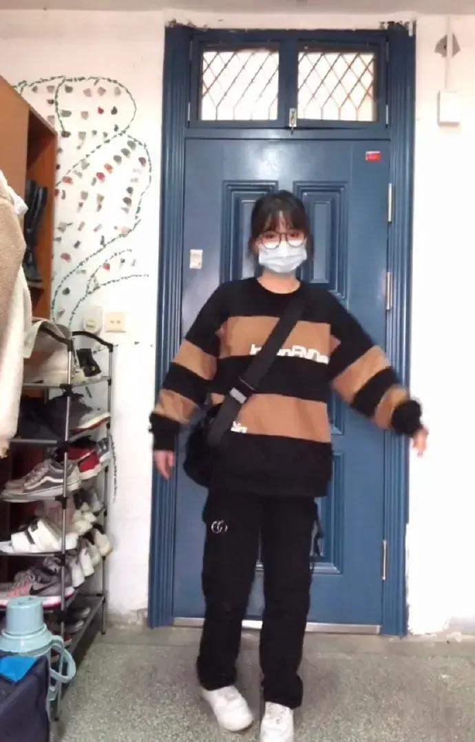 女生上学和出去玩的区别,女生在上课穿校服