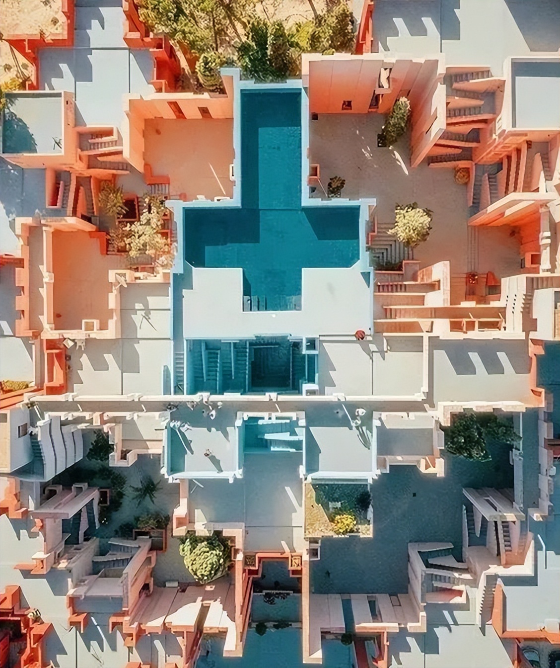 行走在路上的建筑设计师,站在自由之巅