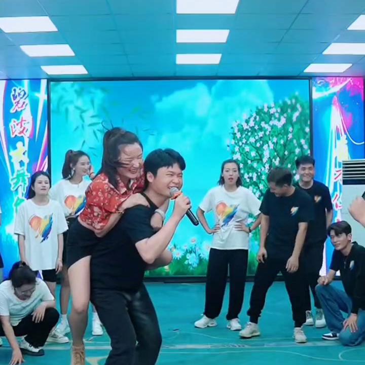 大家快来看，今晚直播笑不活了，辛苦了你们白天演出晚上还...