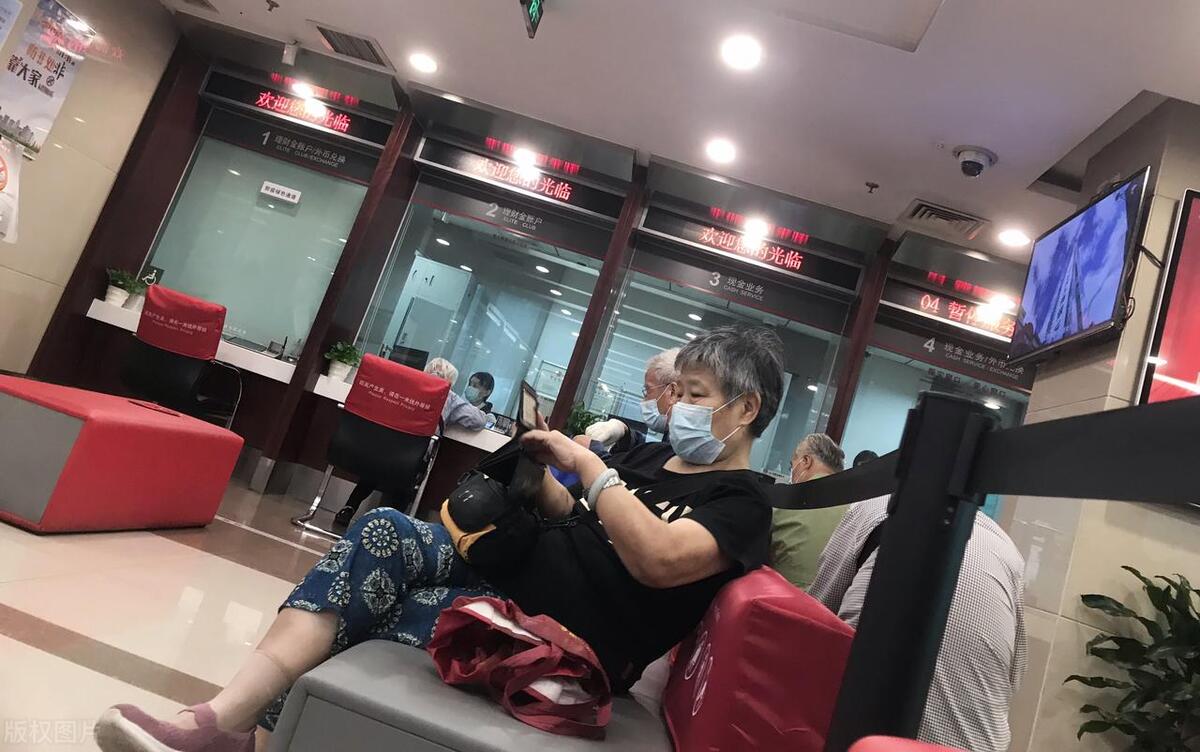 断卡行动后银行发卡量锐减,我国银行卡发行量数据表