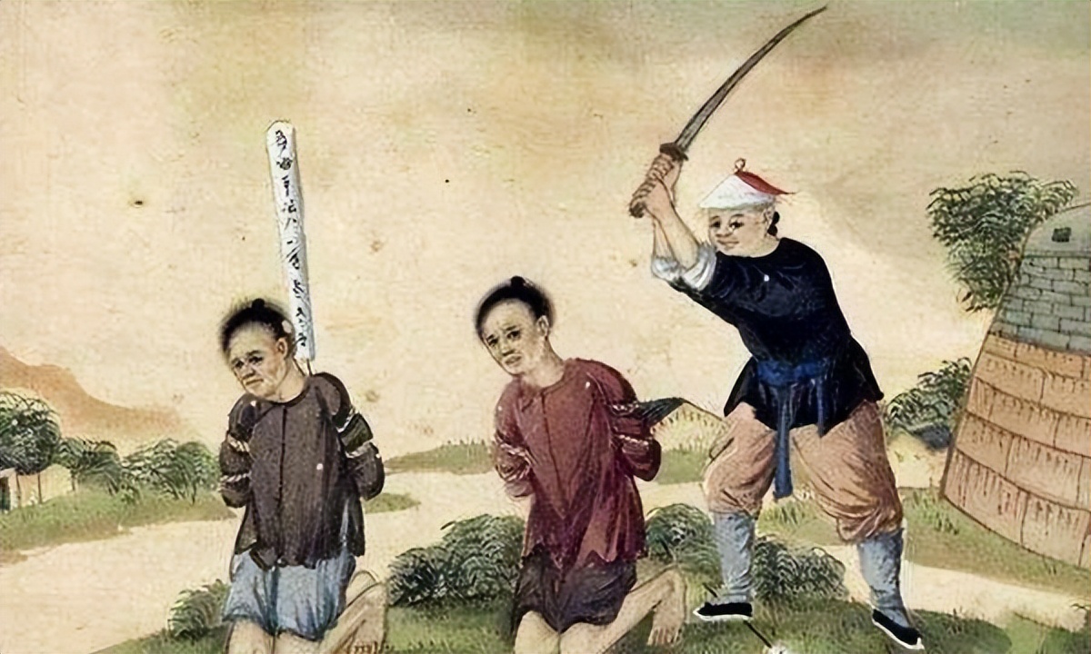 在断头台准备斩首示众,断头台上斩首示众