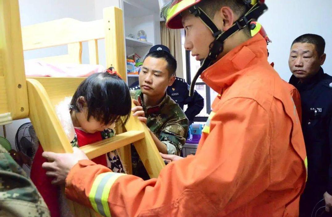 11岁小男孩踢足球被霸凌,家长放任两男孩高铁车厢内踢球