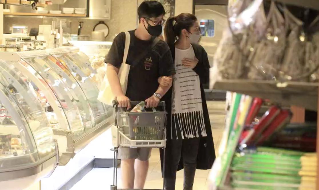 selina与男友牵手看展,selina新恋情得到友人证实