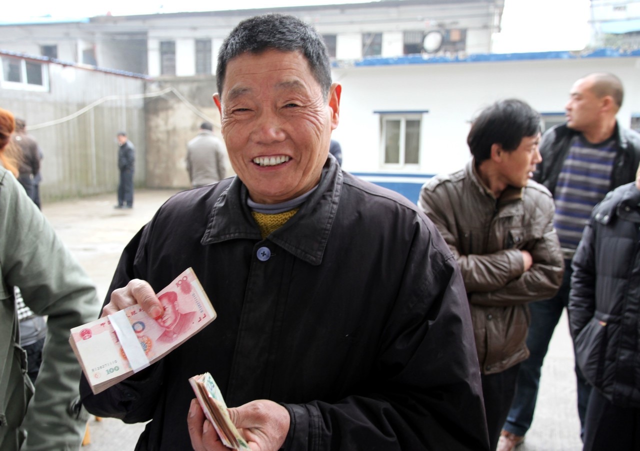 70岁老年人如何领取养老补贴,70岁以上的老年人免费领养老金