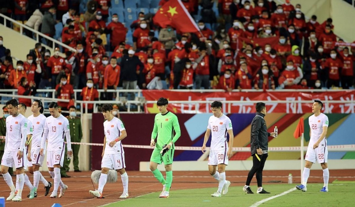 1964年，贺龙一怒之下解散国足，派球员去“硬骨头六连”整顿作风