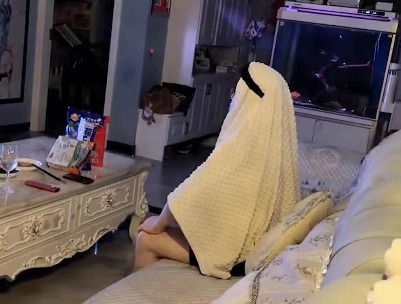 男子深夜看世界杯哭了,男子半夜不睡觉看世界杯