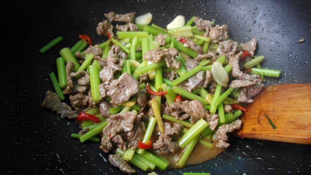 女性多吃这6种食物既美容又养生,女人不舍得花钱吃饭怎么办