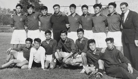 1960年中国足球开始走下坡路，贺龙下令解散国足：到部队整顿作风