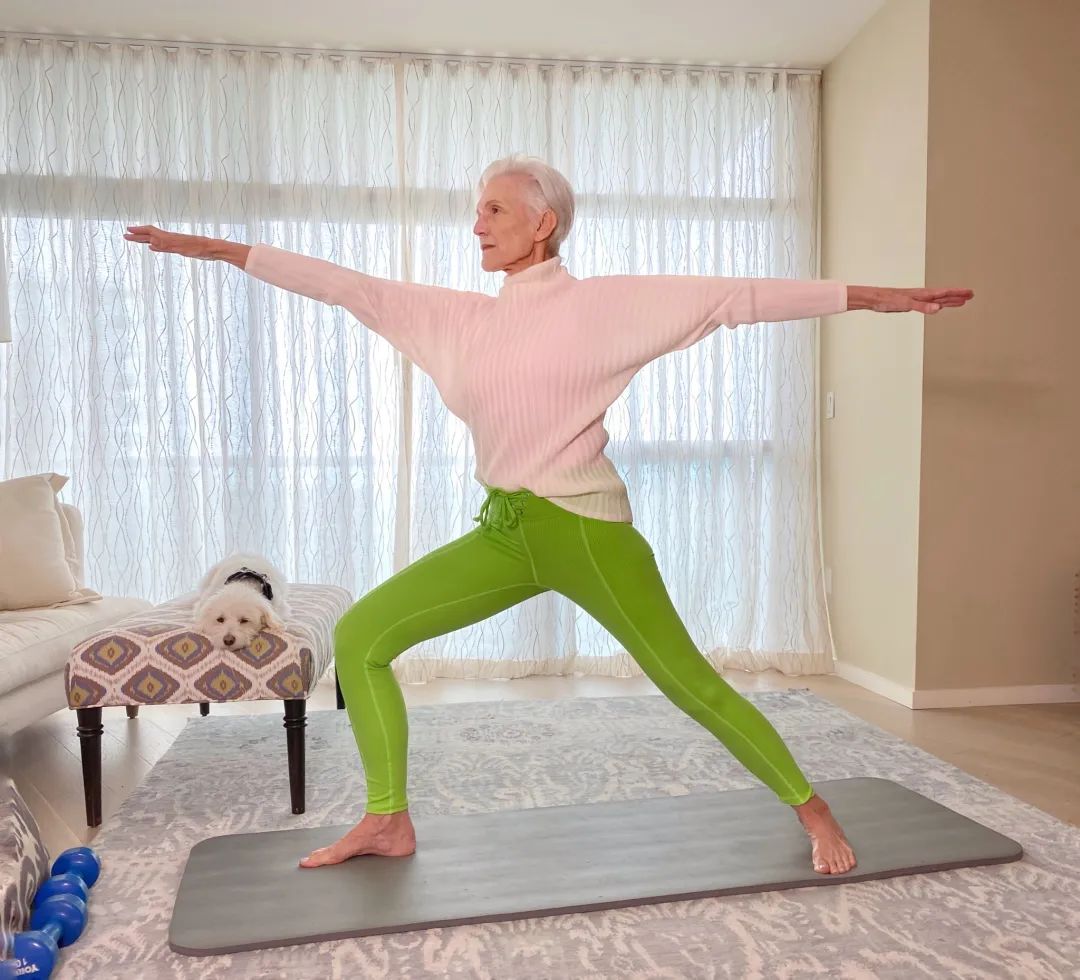 74岁马斯克妈妈来中国,穿国货超惊艳!为什么她越老越飒?