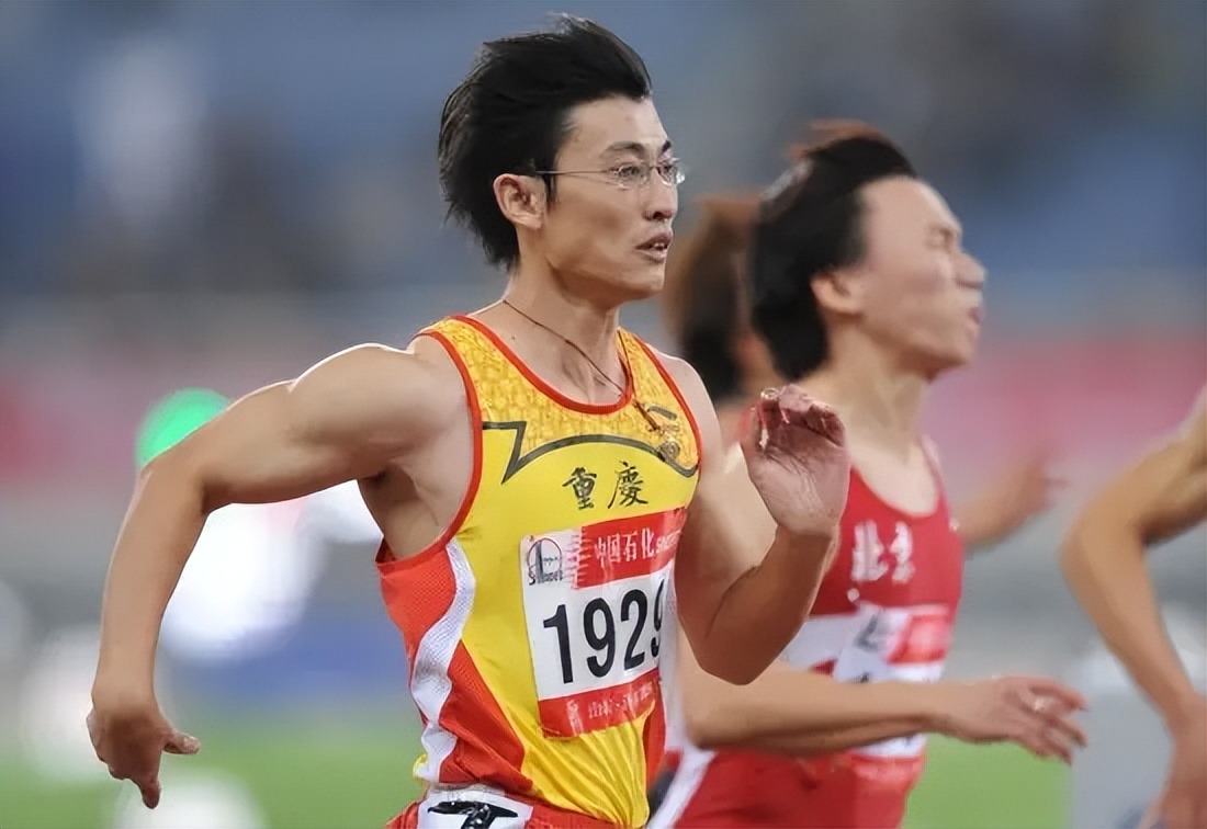 眼镜飞人胡凯：18岁才练习百米却加冕世界冠军，如今是清华副教授