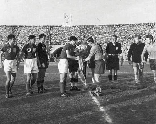 1960年中国足球开始走下坡路，贺龙下令解散国足：到部队整顿作风