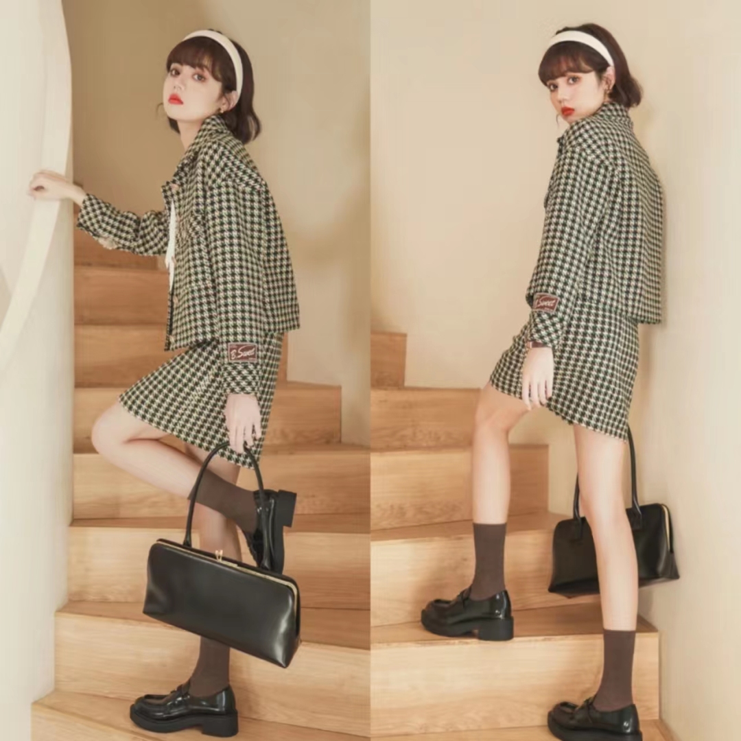 千鸟格半身裙秋冬款a字版30岁,黑白千鸟格半身裙配原绒色毛衫