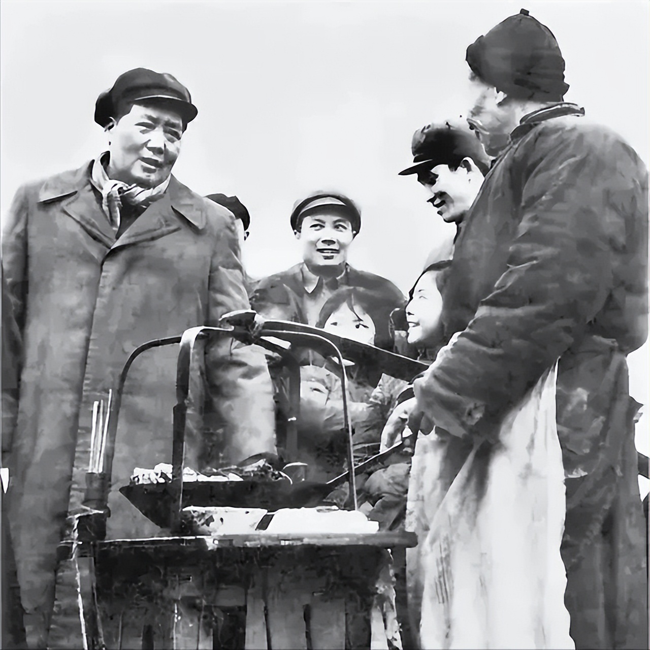 毛主席多次“戴口罩”外出，被认出后毫不避讳，与群众鱼水情深