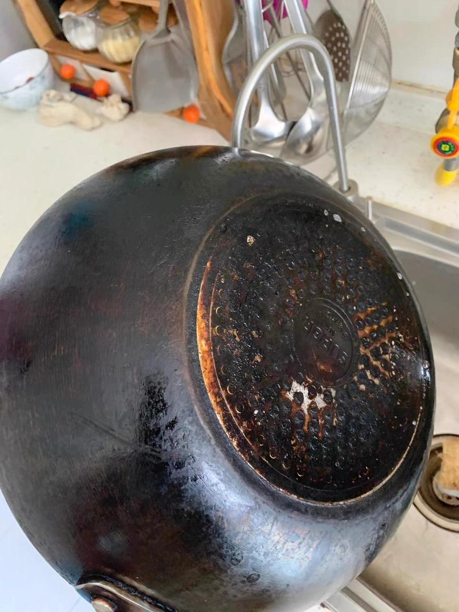 铁锅洗干净擦了还是黑黑的有害吗,为什么铁锅洗干净擦了还是有黑水
