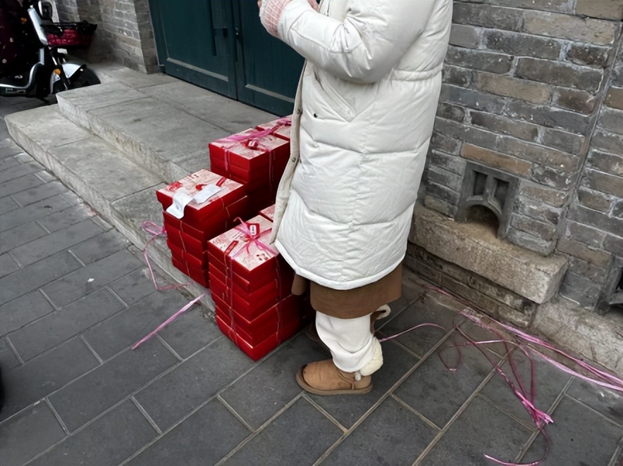 黄牛倒卖网红食品面包竟加价百元,黄牛倒卖网红面包价格翻4倍