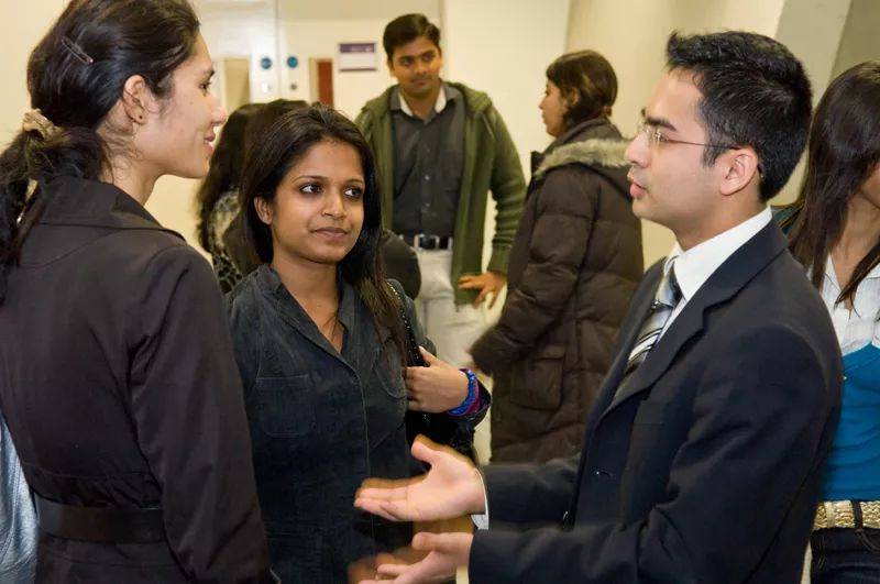 为什么中国人喜欢“窝里横”，到了国外却怂的不敢吱声？