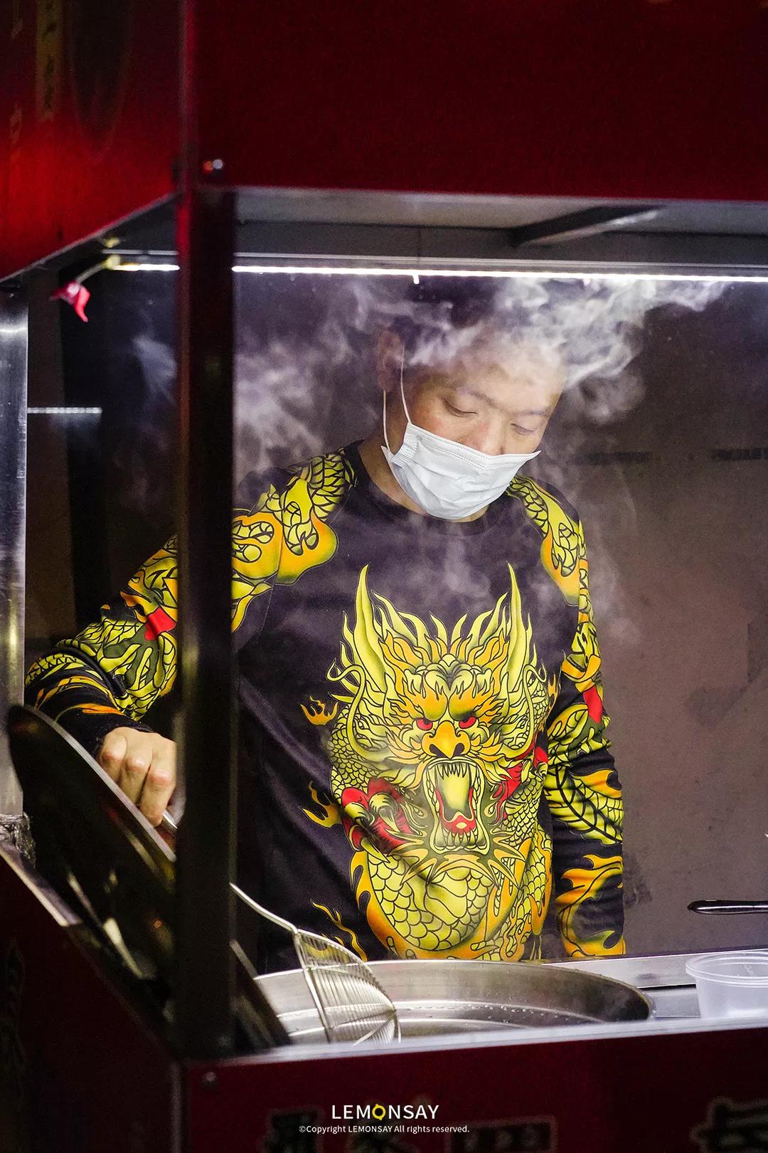 “股东们，那个男人又摆摊了！”