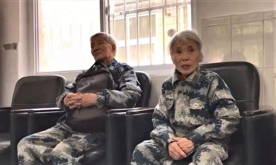 80岁老奶奶捐款5万被民警劝回,老人转账300万被银行报警真相感人