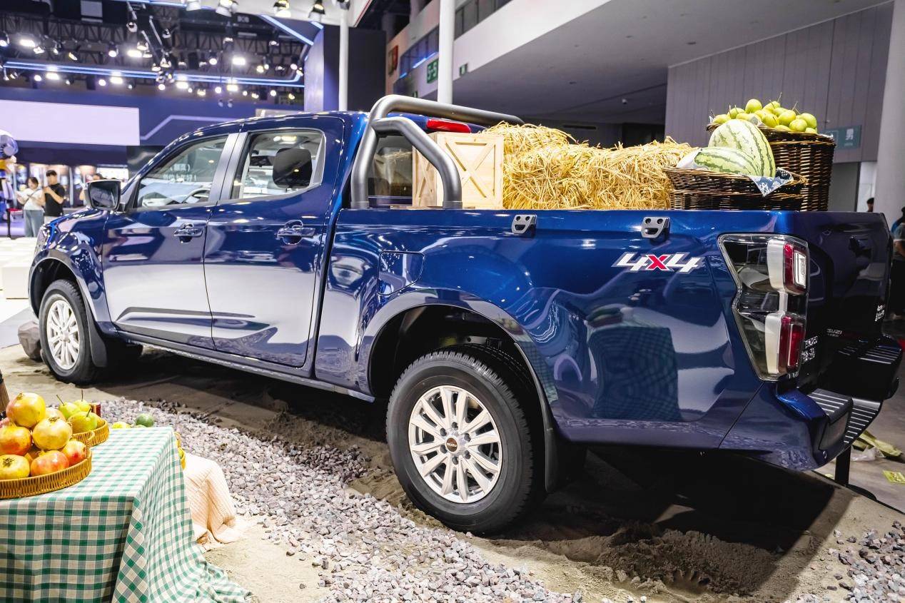 五十铃皮卡铃拓和d-max外观区别,五十铃皮卡铃拓2.5t四驱手动测试