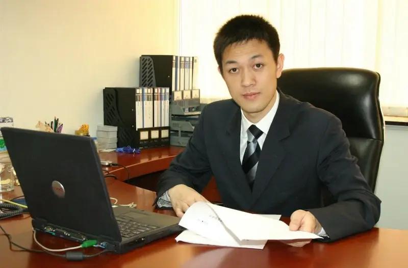 安徽放牛娃，逆袭成北大学霸，创业身家过亿，娶漂亮的央视主播