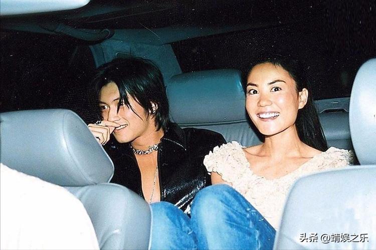 王菲谢霆锋复合七年首合体,王菲谢霆锋挽手同回北京在撒狗粮