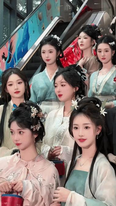 妹子，你的背的包很别致啊，旁边兄弟盯得眼都直了，哈哈哈哈哈哈