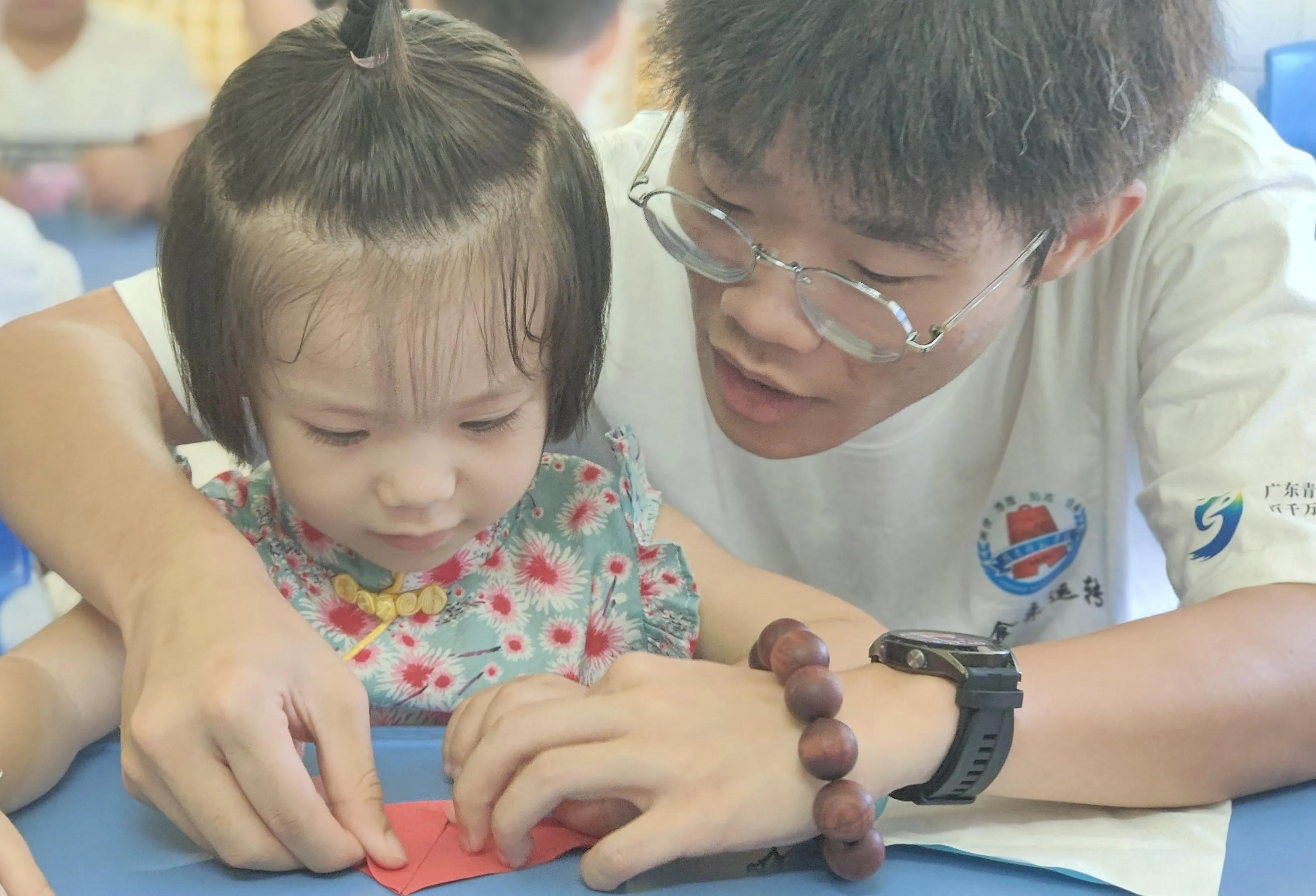 “食来运转”社会实践队--以纸做花，培养幼儿“美育”